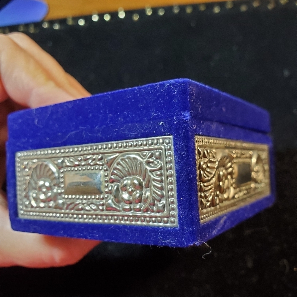Silver & Blue Velvet jewelry box - Picture 13 of 13